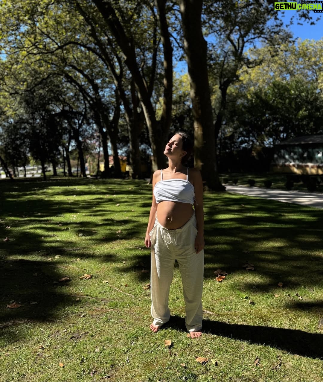 Bruna Quintas - 16K Likes - De forma geral as últimas semanas têm sido vividas com muito amor 💖 
Estamos no último trimestre e eu nem sequer senti o tempo a passar, contrariamente à minha primeira gravidez que me pareceu em slow motion 🤡
Está tudo caótico, não temos nada pronto, mas seguimos tranquilos.