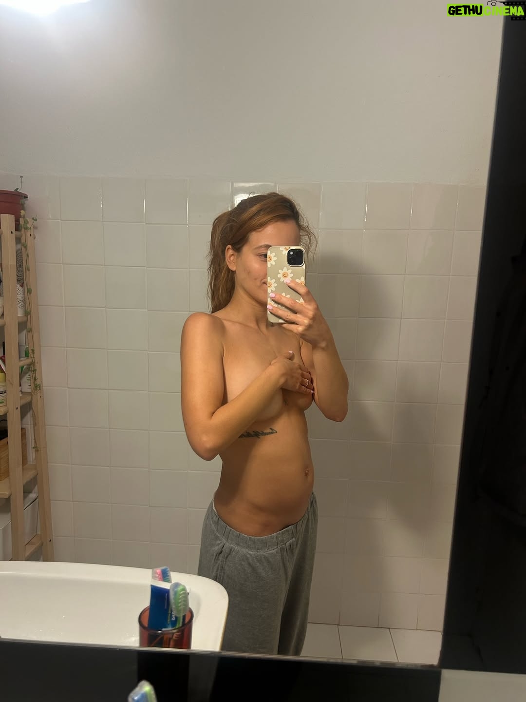 Bruna Quintas - 9.5K Likes - Alguns registos de um verão marcado por tensão baixa, enjoos, pouca energia, mas com a certeza que não há nada que me deixe mais feliz do que a minha família 💖
A minha barriga começou pequena, mas já está grande. 
Só quando nascer é que saberemos se é menina ou menino e até lá fazemos apostas infinitas. ✨🌸