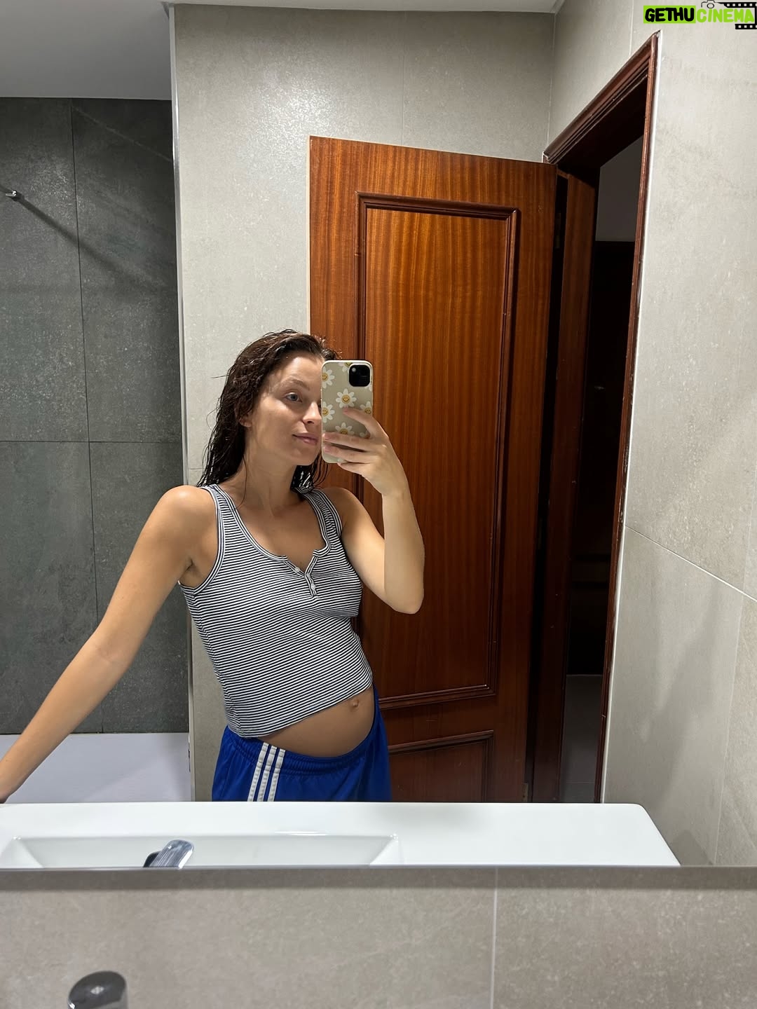 Bruna Quintas - 9.5K Likes - Alguns registos de um verão marcado por tensão baixa, enjoos, pouca energia, mas com a certeza que não há nada que me deixe mais feliz do que a minha família 💖
A minha barriga começou pequena, mas já está grande. 
Só quando nascer é que saberemos se é menina ou menino e até lá fazemos apostas infinitas. ✨🌸