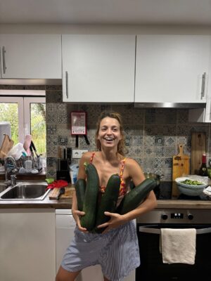 Bruna Quintas Instagram - Alguns registos de um verão marcado por tensão baixa, enjoos, pouca energia, mas com a certeza que não há nada que me deixe mais feliz do que a minha família 💖
A minha barriga começou pequena, mas já está grande. 
Só quando nascer é que saberemos se é menina ou menino e até lá fazemos apostas infinitas. ✨🌸