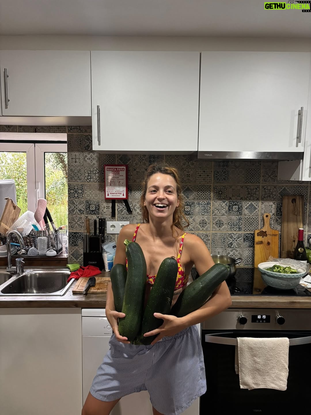Bruna Quintas - 9.5K Likes - Alguns registos de um verão marcado por tensão baixa, enjoos, pouca energia, mas com a certeza que não há nada que me deixe mais feliz do que a minha família 💖
A minha barriga começou pequena, mas já está grande. 
Só quando nascer é que saberemos se é menina ou menino e até lá fazemos apostas infinitas. ✨🌸