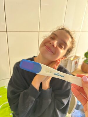 Bruna Quintas Instagram - Alguns registos de um verão marcado por tensão baixa, enjoos, pouca energia, mas com a certeza que não há nada que me deixe mais feliz do que a minha família 💖
A minha barriga começou pequena, mas já está grande. 
Só quando nascer é que saberemos se é menina ou menino e até lá fazemos apostas infinitas. ✨🌸