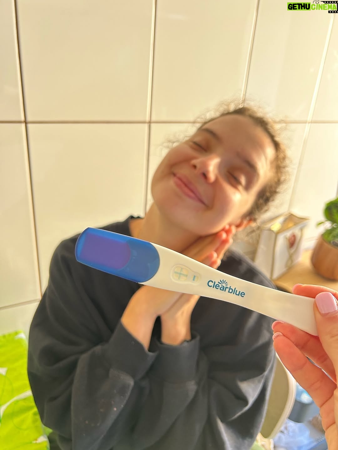 Bruna Quintas - 9.5K Likes - Alguns registos de um verão marcado por tensão baixa, enjoos, pouca energia, mas com a certeza que não há nada que me deixe mais feliz do que a minha família 💖
A minha barriga começou pequena, mas já está grande. 
Só quando nascer é que saberemos se é menina ou menino e até lá fazemos apostas infinitas. ✨🌸