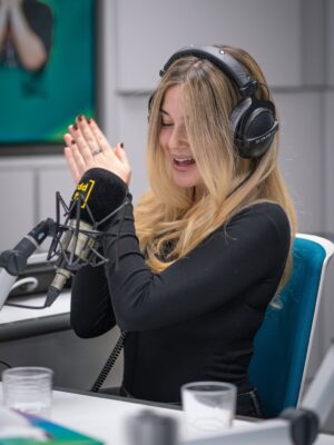 Bruna de Magalhães Instagram - Às 22h, o caos é garantido! 🤭 Desta vez, o @kikoishot recebe as sempre imprevisíveis @masinfluenciaspodcast, que partilham os seus conselhos em momentos imperdíveis neste episódio de “Terapia de Segunda” 💅
Ouve on air, no site da Cidade FM ou nas plataformas digitais (YouTube, Spotify e Apple Podcasts).
#TerapiaDeSegunda #kikoishot #sósequiseres