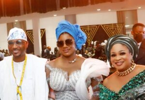 Bukky Wright Instagram - All slides bloomsss✨🥰
.
.
.
#seyivodiat50 #weoutside