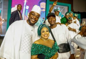 Bukky Wright Instagram - All slides bloomsss✨🥰
.
.
.
#seyivodiat50 #weoutside