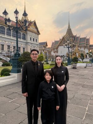 Butsakon Tantiphana Instagram - กราบลาด้วยหัวใจ🫶🏻
วันอาทิตย์ที่ผ่านมา ได้พาพี่ดินไปกราบถวายบังคม พระบรมศพพระพันปีหลวง ที่พระบรมมหาราชวังค่ะ
เป็นครั้งที่ 2 ที่ดินได้เข้ามาในวัง แต่ครั้งแรกคือเข้ามาตอนอยู่ในท้องเอ้ก🤣 พี่กัปตันเลยพาดินไหว้ตามจุดสำคัญต่างๆ ได้ความรู้ไปด้วยค่ะ😌
วันนี้พ่อและแม่ต้องส่งต่อความความรู้ และความรู้สึกรักหวงแหนประเพณีไทยเหล่านี้ให้ดิน หวังว่าเมื่อวันที่ดินมีลูกหรือหลาน หวังว่าดินจะส่งต่อสิ่งเหล่านี้สืบๆไปนะครับ😊🤍
สืบสาน และส่งต่อ
#dignehongmanop phakdibodin #HongmanopHome #เปิดบ้านหงษ์มานพ 8years2months27daysold @captainpu @dignehongmanop