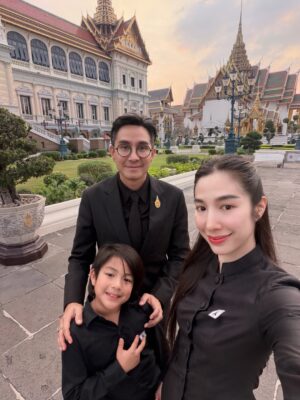 Butsakon Tantiphana Instagram - กราบลาด้วยหัวใจ🫶🏻
วันอาทิตย์ที่ผ่านมา ได้พาพี่ดินไปกราบถวายบังคม พระบรมศพพระพันปีหลวง ที่พระบรมมหาราชวังค่ะ
เป็นครั้งที่ 2 ที่ดินได้เข้ามาในวัง แต่ครั้งแรกคือเข้ามาตอนอยู่ในท้องเอ้ก🤣 พี่กัปตันเลยพาดินไหว้ตามจุดสำคัญต่างๆ ได้ความรู้ไปด้วยค่ะ😌
วันนี้พ่อและแม่ต้องส่งต่อความความรู้ และความรู้สึกรักหวงแหนประเพณีไทยเหล่านี้ให้ดิน หวังว่าเมื่อวันที่ดินมีลูกหรือหลาน หวังว่าดินจะส่งต่อสิ่งเหล่านี้สืบๆไปนะครับ😊🤍
สืบสาน และส่งต่อ
#dignehongmanop phakdibodin #HongmanopHome #เปิดบ้านหงษ์มานพ 8years2months27daysold @captainpu @dignehongmanop