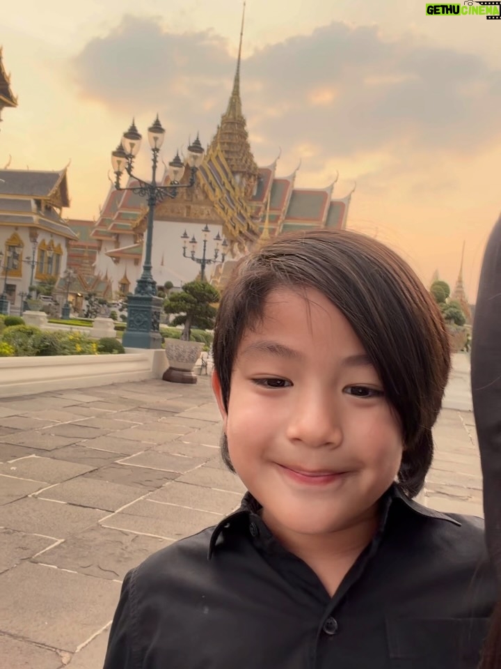 Butsakon Tantiphana - 11.2K Likes - กราบลาด้วยหัวใจ🫶🏻
วันอาทิตย์ที่ผ่านมา ได้พาพี่ดินไปกราบถวายบังคม พระบรมศพพระพันปีหลวง ที่พระบรมมหาราชวังค่ะ 
เป็นครั้งที่ 2 ที่ดินได้เข้ามาในวัง แต่ครั้งแรกคือเข้ามาตอนอยู่ในท้องเอ้ก🤣 พี่กัปตันเลยพาดินไหว้ตามจุดสำคัญต่างๆ ได้ความรู้ไปด้วยค่ะ😌
วันนี้พ่อและแม่ต้องส่งต่อความความรู้ และความรู้สึกรักหวงแหนประเพณีไทยเหล่านี้ให้ดิน หวังว่าเมื่อวันที่ดินมีลูกหรือหลาน หวังว่าดินจะส่งต่อสิ่งเหล่านี้สืบๆไปนะครับ😊🤍

สืบสาน และส่งต่อ

#dignehongmanop phakdibodin #HongmanopHome #เปิดบ้านหงษ์มานพ  8years2months27daysold @captainpu @dignehongmanop