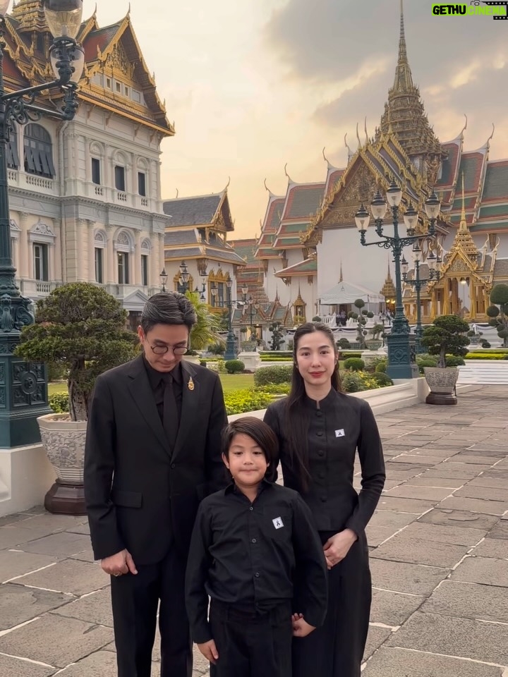 Butsakon Tantiphana - 11.2K Likes - กราบลาด้วยหัวใจ🫶🏻
วันอาทิตย์ที่ผ่านมา ได้พาพี่ดินไปกราบถวายบังคม พระบรมศพพระพันปีหลวง ที่พระบรมมหาราชวังค่ะ 
เป็นครั้งที่ 2 ที่ดินได้เข้ามาในวัง แต่ครั้งแรกคือเข้ามาตอนอยู่ในท้องเอ้ก🤣 พี่กัปตันเลยพาดินไหว้ตามจุดสำคัญต่างๆ ได้ความรู้ไปด้วยค่ะ😌
วันนี้พ่อและแม่ต้องส่งต่อความความรู้ และความรู้สึกรักหวงแหนประเพณีไทยเหล่านี้ให้ดิน หวังว่าเมื่อวันที่ดินมีลูกหรือหลาน หวังว่าดินจะส่งต่อสิ่งเหล่านี้สืบๆไปนะครับ😊🤍

สืบสาน และส่งต่อ

#dignehongmanop phakdibodin #HongmanopHome #เปิดบ้านหงษ์มานพ  8years2months27daysold @captainpu @dignehongmanop