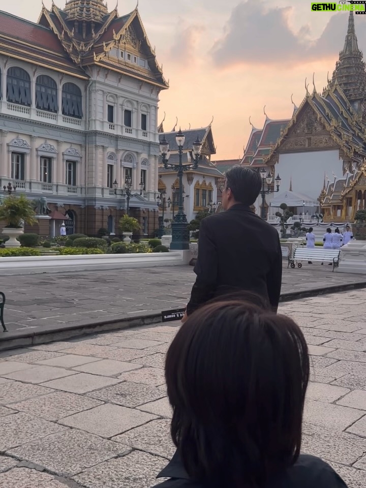 Butsakon Tantiphana - 11.2K Likes - กราบลาด้วยหัวใจ🫶🏻
วันอาทิตย์ที่ผ่านมา ได้พาพี่ดินไปกราบถวายบังคม พระบรมศพพระพันปีหลวง ที่พระบรมมหาราชวังค่ะ 
เป็นครั้งที่ 2 ที่ดินได้เข้ามาในวัง แต่ครั้งแรกคือเข้ามาตอนอยู่ในท้องเอ้ก🤣 พี่กัปตันเลยพาดินไหว้ตามจุดสำคัญต่างๆ ได้ความรู้ไปด้วยค่ะ😌
วันนี้พ่อและแม่ต้องส่งต่อความความรู้ และความรู้สึกรักหวงแหนประเพณีไทยเหล่านี้ให้ดิน หวังว่าเมื่อวันที่ดินมีลูกหรือหลาน หวังว่าดินจะส่งต่อสิ่งเหล่านี้สืบๆไปนะครับ😊🤍

สืบสาน และส่งต่อ

#dignehongmanop phakdibodin #HongmanopHome #เปิดบ้านหงษ์มานพ  8years2months27daysold @captainpu @dignehongmanop