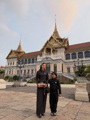 Butsakon Tantiphana Instagram - กราบลาด้วยหัวใจ🫶🏻
วันอาทิตย์ที่ผ่านมา ได้พาพี่ดินไปกราบถวายบังคม พระบรมศพพระพันปีหลวง ที่พระบรมมหาราชวังค่ะ
เป็นครั้งที่ 2 ที่ดินได้เข้ามาในวัง แต่ครั้งแรกคือเข้ามาตอนอยู่ในท้องเอ้ก🤣 พี่กัปตันเลยพาดินไหว้ตามจุดสำคัญต่างๆ ได้ความรู้ไปด้วยค่ะ😌
วันนี้พ่อและแม่ต้องส่งต่อความความรู้ และความรู้สึกรักหวงแหนประเพณีไทยเหล่านี้ให้ดิน หวังว่าเมื่อวันที่ดินมีลูกหรือหลาน หวังว่าดินจะส่งต่อสิ่งเหล่านี้สืบๆไปนะครับ😊🤍
สืบสาน และส่งต่อ
#dignehongmanop phakdibodin #HongmanopHome #เปิดบ้านหงษ์มานพ 8years2months27daysold @captainpu @dignehongmanop