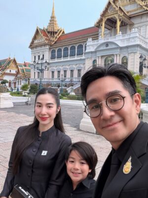 Butsakon Tantiphana Instagram - กราบลาด้วยหัวใจ🫶🏻
วันอาทิตย์ที่ผ่านมา ได้พาพี่ดินไปกราบถวายบังคม พระบรมศพพระพันปีหลวง ที่พระบรมมหาราชวังค่ะ
เป็นครั้งที่ 2 ที่ดินได้เข้ามาในวัง แต่ครั้งแรกคือเข้ามาตอนอยู่ในท้องเอ้ก🤣 พี่กัปตันเลยพาดินไหว้ตามจุดสำคัญต่างๆ ได้ความรู้ไปด้วยค่ะ😌
วันนี้พ่อและแม่ต้องส่งต่อความความรู้ และความรู้สึกรักหวงแหนประเพณีไทยเหล่านี้ให้ดิน หวังว่าเมื่อวันที่ดินมีลูกหรือหลาน หวังว่าดินจะส่งต่อสิ่งเหล่านี้สืบๆไปนะครับ😊🤍
สืบสาน และส่งต่อ
#dignehongmanop phakdibodin #HongmanopHome #เปิดบ้านหงษ์มานพ 8years2months27daysold @captainpu @dignehongmanop