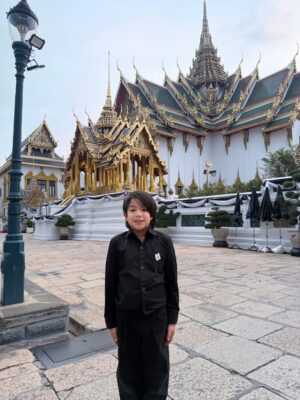 Butsakon Tantiphana Instagram - กราบลาด้วยหัวใจ🫶🏻
วันอาทิตย์ที่ผ่านมา ได้พาพี่ดินไปกราบถวายบังคม พระบรมศพพระพันปีหลวง ที่พระบรมมหาราชวังค่ะ
เป็นครั้งที่ 2 ที่ดินได้เข้ามาในวัง แต่ครั้งแรกคือเข้ามาตอนอยู่ในท้องเอ้ก🤣 พี่กัปตันเลยพาดินไหว้ตามจุดสำคัญต่างๆ ได้ความรู้ไปด้วยค่ะ😌
วันนี้พ่อและแม่ต้องส่งต่อความความรู้ และความรู้สึกรักหวงแหนประเพณีไทยเหล่านี้ให้ดิน หวังว่าเมื่อวันที่ดินมีลูกหรือหลาน หวังว่าดินจะส่งต่อสิ่งเหล่านี้สืบๆไปนะครับ😊🤍
สืบสาน และส่งต่อ
#dignehongmanop phakdibodin #HongmanopHome #เปิดบ้านหงษ์มานพ 8years2months27daysold @captainpu @dignehongmanop