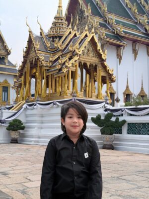 Butsakon Tantiphana Instagram - กราบลาด้วยหัวใจ🫶🏻
วันอาทิตย์ที่ผ่านมา ได้พาพี่ดินไปกราบถวายบังคม พระบรมศพพระพันปีหลวง ที่พระบรมมหาราชวังค่ะ
เป็นครั้งที่ 2 ที่ดินได้เข้ามาในวัง แต่ครั้งแรกคือเข้ามาตอนอยู่ในท้องเอ้ก🤣 พี่กัปตันเลยพาดินไหว้ตามจุดสำคัญต่างๆ ได้ความรู้ไปด้วยค่ะ😌
วันนี้พ่อและแม่ต้องส่งต่อความความรู้ และความรู้สึกรักหวงแหนประเพณีไทยเหล่านี้ให้ดิน หวังว่าเมื่อวันที่ดินมีลูกหรือหลาน หวังว่าดินจะส่งต่อสิ่งเหล่านี้สืบๆไปนะครับ😊🤍
สืบสาน และส่งต่อ
#dignehongmanop phakdibodin #HongmanopHome #เปิดบ้านหงษ์มานพ 8years2months27daysold @captainpu @dignehongmanop