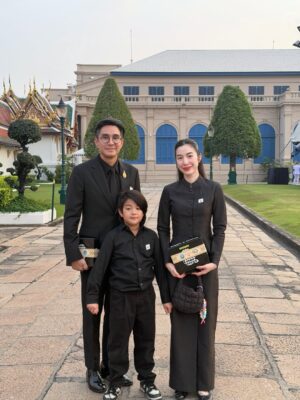 Butsakon Tantiphana Instagram - กราบลาด้วยหัวใจ🫶🏻
วันอาทิตย์ที่ผ่านมา ได้พาพี่ดินไปกราบถวายบังคม พระบรมศพพระพันปีหลวง ที่พระบรมมหาราชวังค่ะ
เป็นครั้งที่ 2 ที่ดินได้เข้ามาในวัง แต่ครั้งแรกคือเข้ามาตอนอยู่ในท้องเอ้ก🤣 พี่กัปตันเลยพาดินไหว้ตามจุดสำคัญต่างๆ ได้ความรู้ไปด้วยค่ะ😌
วันนี้พ่อและแม่ต้องส่งต่อความความรู้ และความรู้สึกรักหวงแหนประเพณีไทยเหล่านี้ให้ดิน หวังว่าเมื่อวันที่ดินมีลูกหรือหลาน หวังว่าดินจะส่งต่อสิ่งเหล่านี้สืบๆไปนะครับ😊🤍
สืบสาน และส่งต่อ
#dignehongmanop phakdibodin #HongmanopHome #เปิดบ้านหงษ์มานพ 8years2months27daysold @captainpu @dignehongmanop