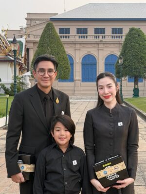 Butsakon Tantiphana Instagram - กราบลาด้วยหัวใจ🫶🏻
วันอาทิตย์ที่ผ่านมา ได้พาพี่ดินไปกราบถวายบังคม พระบรมศพพระพันปีหลวง ที่พระบรมมหาราชวังค่ะ
เป็นครั้งที่ 2 ที่ดินได้เข้ามาในวัง แต่ครั้งแรกคือเข้ามาตอนอยู่ในท้องเอ้ก🤣 พี่กัปตันเลยพาดินไหว้ตามจุดสำคัญต่างๆ ได้ความรู้ไปด้วยค่ะ😌
วันนี้พ่อและแม่ต้องส่งต่อความความรู้ และความรู้สึกรักหวงแหนประเพณีไทยเหล่านี้ให้ดิน หวังว่าเมื่อวันที่ดินมีลูกหรือหลาน หวังว่าดินจะส่งต่อสิ่งเหล่านี้สืบๆไปนะครับ😊🤍
สืบสาน และส่งต่อ
#dignehongmanop phakdibodin #HongmanopHome #เปิดบ้านหงษ์มานพ 8years2months27daysold @captainpu @dignehongmanop