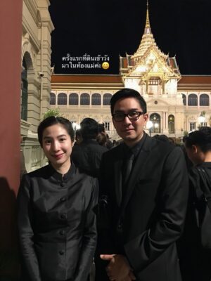 Butsakon Tantiphana Instagram - กราบลาด้วยหัวใจ🫶🏻
วันอาทิตย์ที่ผ่านมา ได้พาพี่ดินไปกราบถวายบังคม พระบรมศพพระพันปีหลวง ที่พระบรมมหาราชวังค่ะ
เป็นครั้งที่ 2 ที่ดินได้เข้ามาในวัง แต่ครั้งแรกคือเข้ามาตอนอยู่ในท้องเอ้ก🤣 พี่กัปตันเลยพาดินไหว้ตามจุดสำคัญต่างๆ ได้ความรู้ไปด้วยค่ะ😌
วันนี้พ่อและแม่ต้องส่งต่อความความรู้ และความรู้สึกรักหวงแหนประเพณีไทยเหล่านี้ให้ดิน หวังว่าเมื่อวันที่ดินมีลูกหรือหลาน หวังว่าดินจะส่งต่อสิ่งเหล่านี้สืบๆไปนะครับ😊🤍
สืบสาน และส่งต่อ
#dignehongmanop phakdibodin #HongmanopHome #เปิดบ้านหงษ์มานพ 8years2months27daysold @captainpu @dignehongmanop