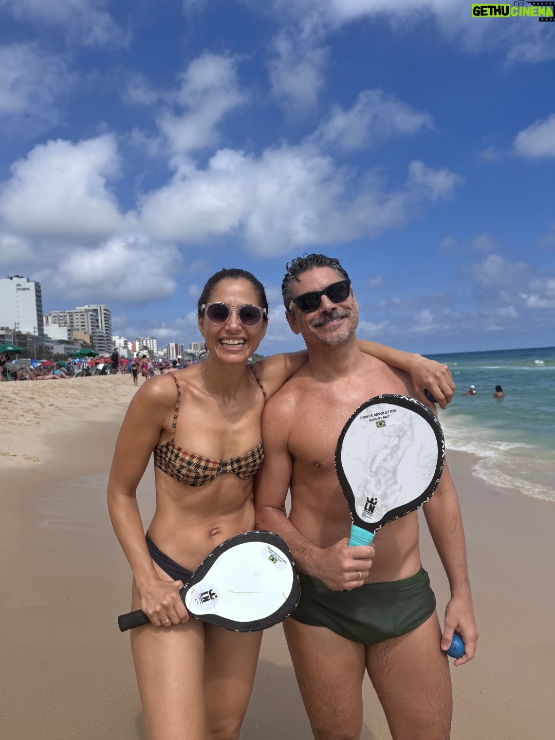 Camila Pitanga - 43.6K Likes - Tentando encaixar o mês de novembro em poucas fotos, enquanto o celular já vive no limite 😂. 
E, no meio disso tudo, ela mesma, Ellen, dando o ar da graça de novo… Fiquem de olho, que tem surpresa chegando!