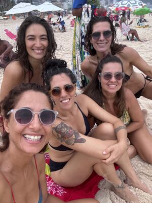 Camila Pitanga Instagram - Tentando encaixar o mês de novembro em poucas fotos, enquanto o celular já vive no limite 😂. 
E, no meio disso tudo, ela mesma, Ellen, dando o ar da graça de novo… Fiquem de olho, que tem surpresa chegando!