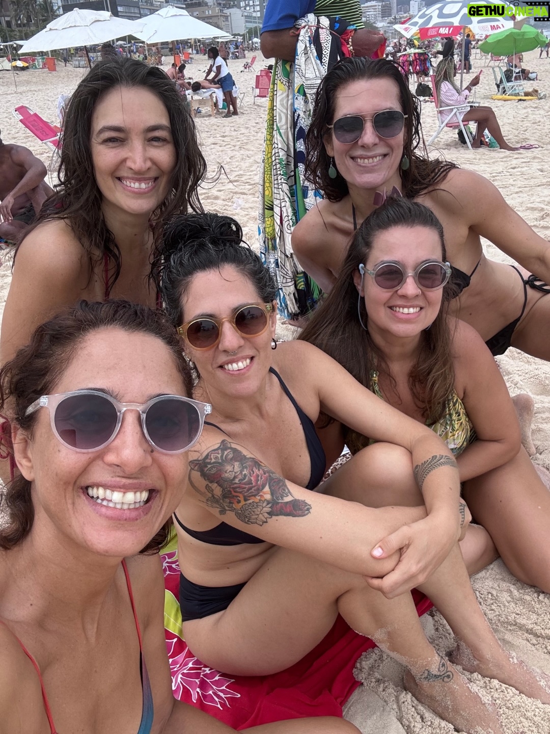Camila Pitanga - 43.6K Likes - Tentando encaixar o mês de novembro em poucas fotos, enquanto o celular já vive no limite 😂. 
E, no meio disso tudo, ela mesma, Ellen, dando o ar da graça de novo… Fiquem de olho, que tem surpresa chegando!