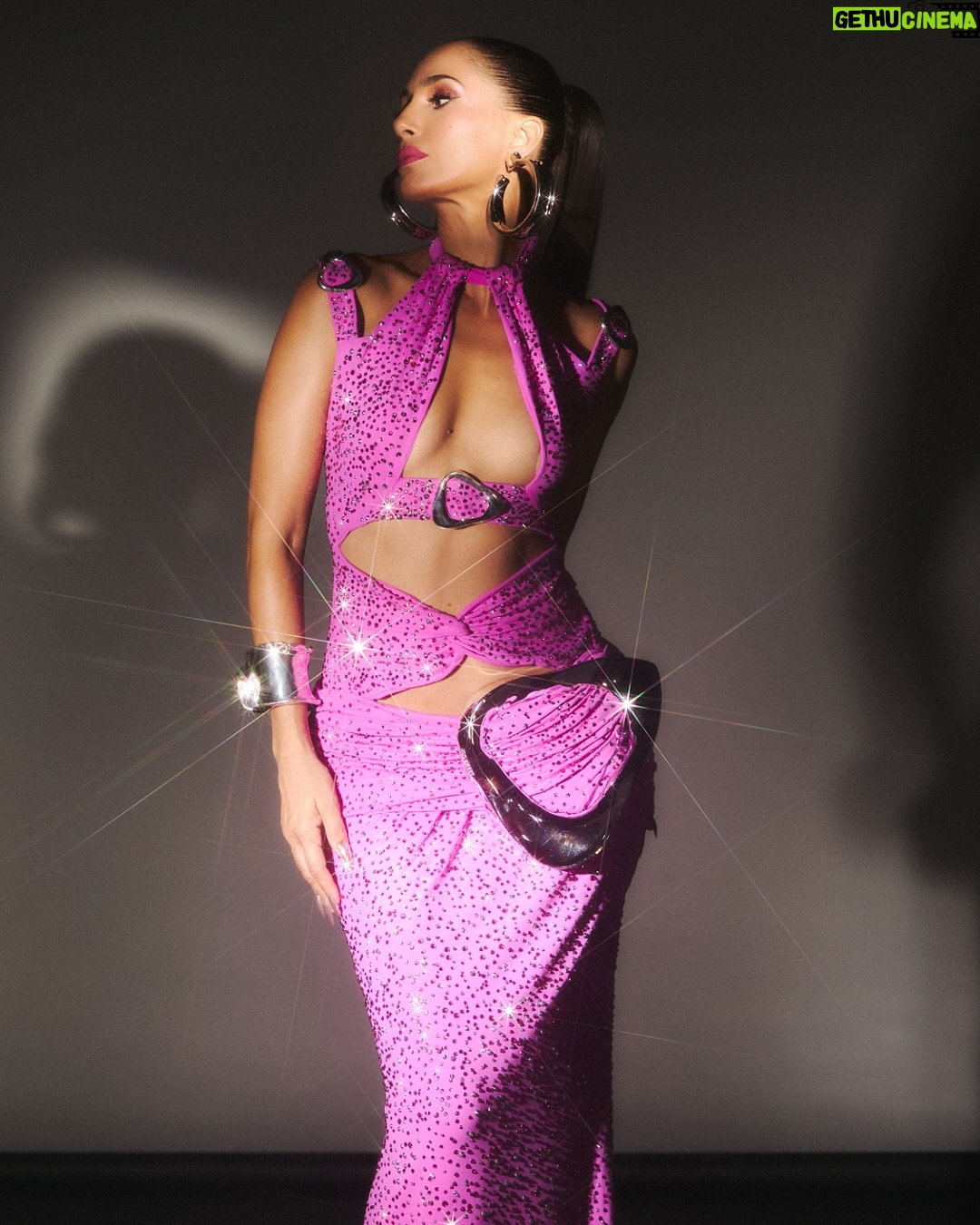 Camila Pitanga - 186.8K Likes - 60 anos de @tvglobo com muita CATIGURIA! 🌟💖💋

Vocês pensaram que Bebel ia ficar de fora? Impossível! Até porque ela faz parte dessa história linda.

Que delícia tá sendo reviver essa personagem ICÔNICA!

Vem comigo acompanhar essa festa linda que a Glô merece! 🫶🏽

Foto: @onlylusca
Styling: @pedrosales_1
Look: Custom Defaïence
Beleza: @rodrigocosta
Produção Executiva: @triz_lab
Agenciamento: @zvagenciamento