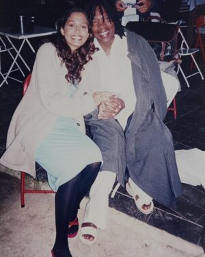 Camila Pitanga Instagram - Milton Nascimento é uma das vozes mais marcantes da minha vida. Ouvir o Milton é viver uma epifania.

Eu tinha 23 anos quando participei de um clipe do Milton dirigido por Daniela Thomas e Mari Stockler. Eu nao tinha ideia que ali eu estava conhecendo o futuro pai da minha filha Antonia. Naquele set nasceu uma história que mudou o rumo da minha vida pessoal. Mas, mais do que isso, ficou marcada a memória de estar diante de um artista que representa tanto pra mim, pro Brasil e pra nossa cultura.

Sempre disse que o Milton tem uma espécie de poder espiritual na voz. Ele canta e o mundo parece parar um pouco pra escutar. Já o vi no palco muitas vezes, e choro, choro mesmo. Porque é impossível não se comover quando ele canta.

Recentemente, soube que ele enfrenta um novo e difícil capítulo em sua vida. E essa notícia me tocou profundamente, não pela dor, mas pela ternura. Porque o que Milton nos dá é imenso, e permanece. Sua música, sua presença, sua generosidade, tudo segue ecoando.

Hoje, no dia do seu aniversário, celebro o homem, o artista e seu legado. Que este dia seja um dos muitos em que celebremos sua luz, sua imensidão e que todo o amor que você espalha  pelo mundo volte pra você em forma de cuidado, afeto e gratidão.
Feliz aniversário Bituca. 💛