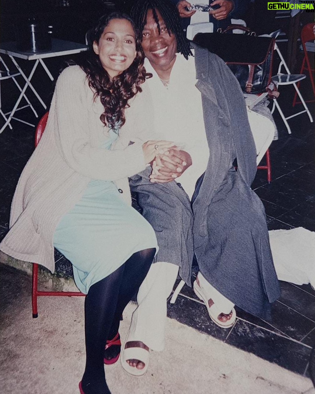 Camila Pitanga - 32.2K Likes - Milton Nascimento é uma das vozes mais marcantes da minha vida. Ouvir o Milton é viver uma epifania.

Eu tinha 23 anos quando participei de um clipe do Milton dirigido por Daniela Thomas e Mari Stockler. Eu nao tinha ideia que ali eu estava conhecendo o futuro pai da minha filha Antonia. Naquele set nasceu uma história que mudou o rumo da minha vida pessoal. Mas, mais do que isso, ficou marcada a memória de estar diante de um artista que representa tanto pra mim, pro Brasil e pra nossa cultura.

Sempre disse que o Milton tem uma espécie de poder espiritual na voz. Ele canta e o mundo parece parar um pouco pra escutar. Já o vi no palco muitas vezes, e choro, choro mesmo. Porque é impossível não se comover quando ele canta.

Recentemente, soube que ele enfrenta um novo e difícil capítulo em sua vida. E essa notícia me tocou profundamente, não pela dor, mas pela ternura. Porque o que Milton nos dá é imenso, e permanece. Sua música, sua presença, sua generosidade, tudo segue ecoando.

Hoje, no dia do seu aniversário, celebro o homem, o artista e seu legado. Que este dia seja um dos muitos em que celebremos sua luz, sua imensidão e que todo o amor que você espalha  pelo mundo volte pra você em forma de cuidado, afeto e gratidão.
Feliz aniversário Bituca. 💛