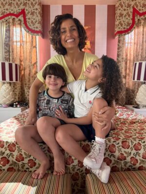 Camila Pitanga Instagram - Tentando encaixar o mês de novembro em poucas fotos, enquanto o celular já vive no limite 😂. 
E, no meio disso tudo, ela mesma, Ellen, dando o ar da graça de novo… Fiquem de olho, que tem surpresa chegando!