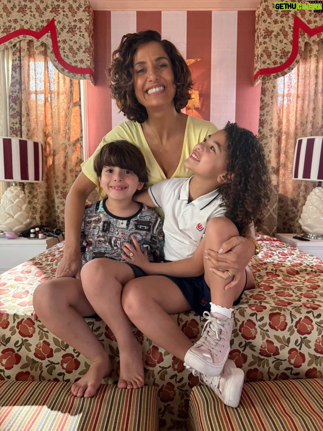 Camila Pitanga - 43.6K Likes - Tentando encaixar o mês de novembro em poucas fotos, enquanto o celular já vive no limite 😂. 
E, no meio disso tudo, ela mesma, Ellen, dando o ar da graça de novo… Fiquem de olho, que tem surpresa chegando!