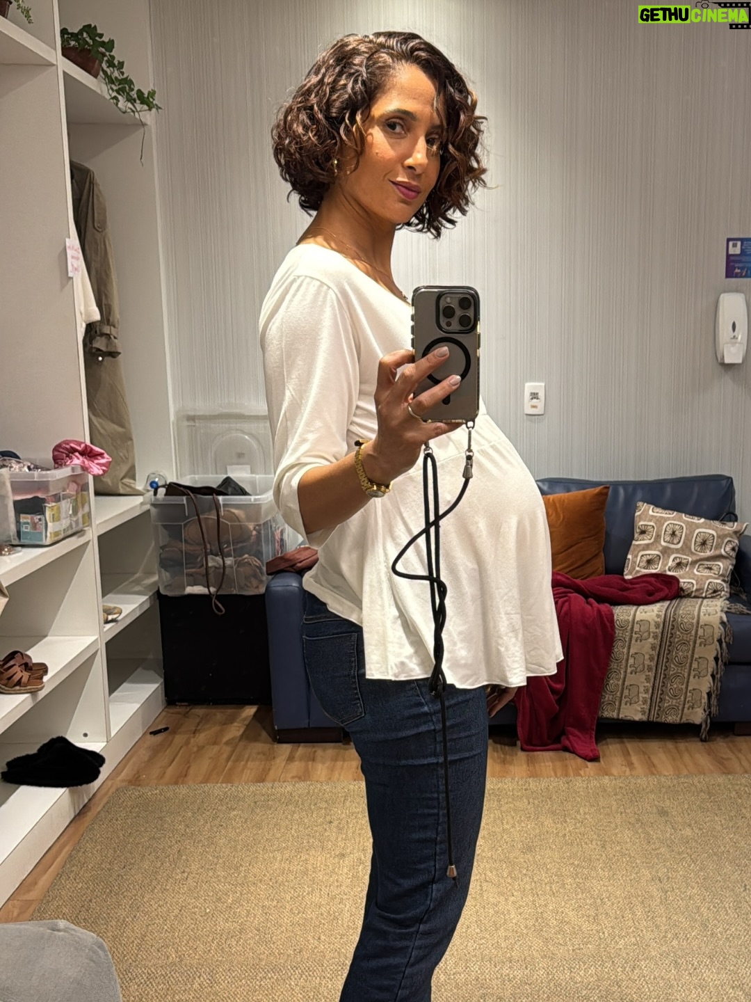 Camila Pitanga - 88.3K Likes - Eu não queria que soubessem assim, de repente… Mas o tempo passa, e chega uma hora que o corpo fala e a gente não consegue mais esconder. Foram nove meses, guardando no peito essa notícia transformadora, e agora... não dá mais para fingir que não está acontecendo. Sim… ELA VOLTOU!

Ellen está de volta amores, GRÁVIDA (Não sou eu!!! 🤣🤣) e pronta para virar a história de cabeça para baixo!! Então fiquem ligados no episódio de hoje para não perderem as reviravoltas reservadas para a nossa Ellen!! 💥 Hoje na novela Dona de Mim. Na @tvglobo ❤️🌹