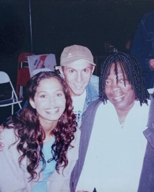 Camila Pitanga Instagram - Milton Nascimento é uma das vozes mais marcantes da minha vida. Ouvir o Milton é viver uma epifania.

Eu tinha 23 anos quando participei de um clipe do Milton dirigido por Daniela Thomas e Mari Stockler. Eu nao tinha ideia que ali eu estava conhecendo o futuro pai da minha filha Antonia. Naquele set nasceu uma história que mudou o rumo da minha vida pessoal. Mas, mais do que isso, ficou marcada a memória de estar diante de um artista que representa tanto pra mim, pro Brasil e pra nossa cultura.

Sempre disse que o Milton tem uma espécie de poder espiritual na voz. Ele canta e o mundo parece parar um pouco pra escutar. Já o vi no palco muitas vezes, e choro, choro mesmo. Porque é impossível não se comover quando ele canta.

Recentemente, soube que ele enfrenta um novo e difícil capítulo em sua vida. E essa notícia me tocou profundamente, não pela dor, mas pela ternura. Porque o que Milton nos dá é imenso, e permanece. Sua música, sua presença, sua generosidade, tudo segue ecoando.

Hoje, no dia do seu aniversário, celebro o homem, o artista e seu legado. Que este dia seja um dos muitos em que celebremos sua luz, sua imensidão e que todo o amor que você espalha  pelo mundo volte pra você em forma de cuidado, afeto e gratidão.
Feliz aniversário Bituca. 💛
