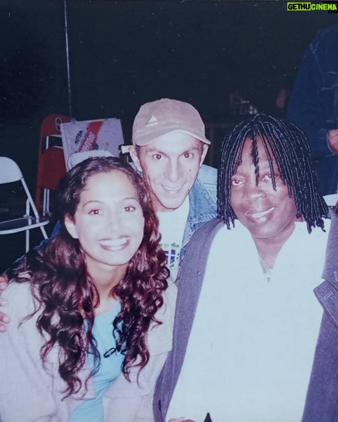 Camila Pitanga - 32.2K Likes - Milton Nascimento é uma das vozes mais marcantes da minha vida. Ouvir o Milton é viver uma epifania.

Eu tinha 23 anos quando participei de um clipe do Milton dirigido por Daniela Thomas e Mari Stockler. Eu nao tinha ideia que ali eu estava conhecendo o futuro pai da minha filha Antonia. Naquele set nasceu uma história que mudou o rumo da minha vida pessoal. Mas, mais do que isso, ficou marcada a memória de estar diante de um artista que representa tanto pra mim, pro Brasil e pra nossa cultura.

Sempre disse que o Milton tem uma espécie de poder espiritual na voz. Ele canta e o mundo parece parar um pouco pra escutar. Já o vi no palco muitas vezes, e choro, choro mesmo. Porque é impossível não se comover quando ele canta.

Recentemente, soube que ele enfrenta um novo e difícil capítulo em sua vida. E essa notícia me tocou profundamente, não pela dor, mas pela ternura. Porque o que Milton nos dá é imenso, e permanece. Sua música, sua presença, sua generosidade, tudo segue ecoando.

Hoje, no dia do seu aniversário, celebro o homem, o artista e seu legado. Que este dia seja um dos muitos em que celebremos sua luz, sua imensidão e que todo o amor que você espalha  pelo mundo volte pra você em forma de cuidado, afeto e gratidão.
Feliz aniversário Bituca. 💛