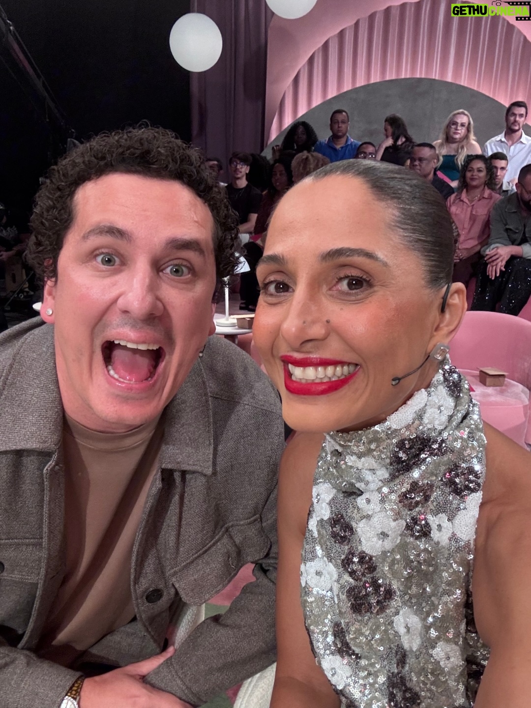 Camila Pitanga - 43.6K Likes - Tentando encaixar o mês de novembro em poucas fotos, enquanto o celular já vive no limite 😂. 
E, no meio disso tudo, ela mesma, Ellen, dando o ar da graça de novo… Fiquem de olho, que tem surpresa chegando!