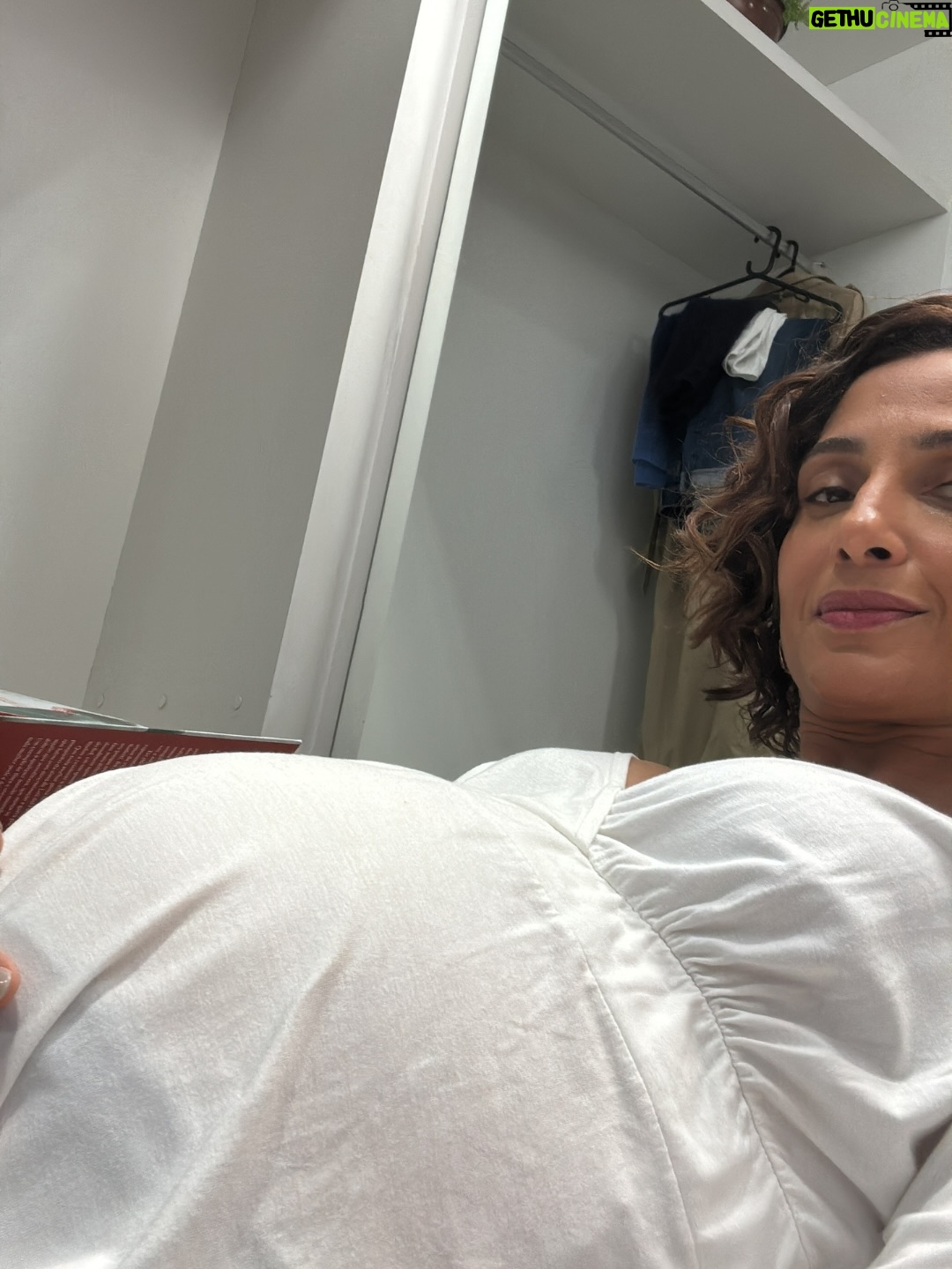Camila Pitanga - 88.3K Likes - Eu não queria que soubessem assim, de repente… Mas o tempo passa, e chega uma hora que o corpo fala e a gente não consegue mais esconder. Foram nove meses, guardando no peito essa notícia transformadora, e agora... não dá mais para fingir que não está acontecendo. Sim… ELA VOLTOU!

Ellen está de volta amores, GRÁVIDA (Não sou eu!!! 🤣🤣) e pronta para virar a história de cabeça para baixo!! Então fiquem ligados no episódio de hoje para não perderem as reviravoltas reservadas para a nossa Ellen!! 💥 Hoje na novela Dona de Mim. Na @tvglobo ❤️🌹