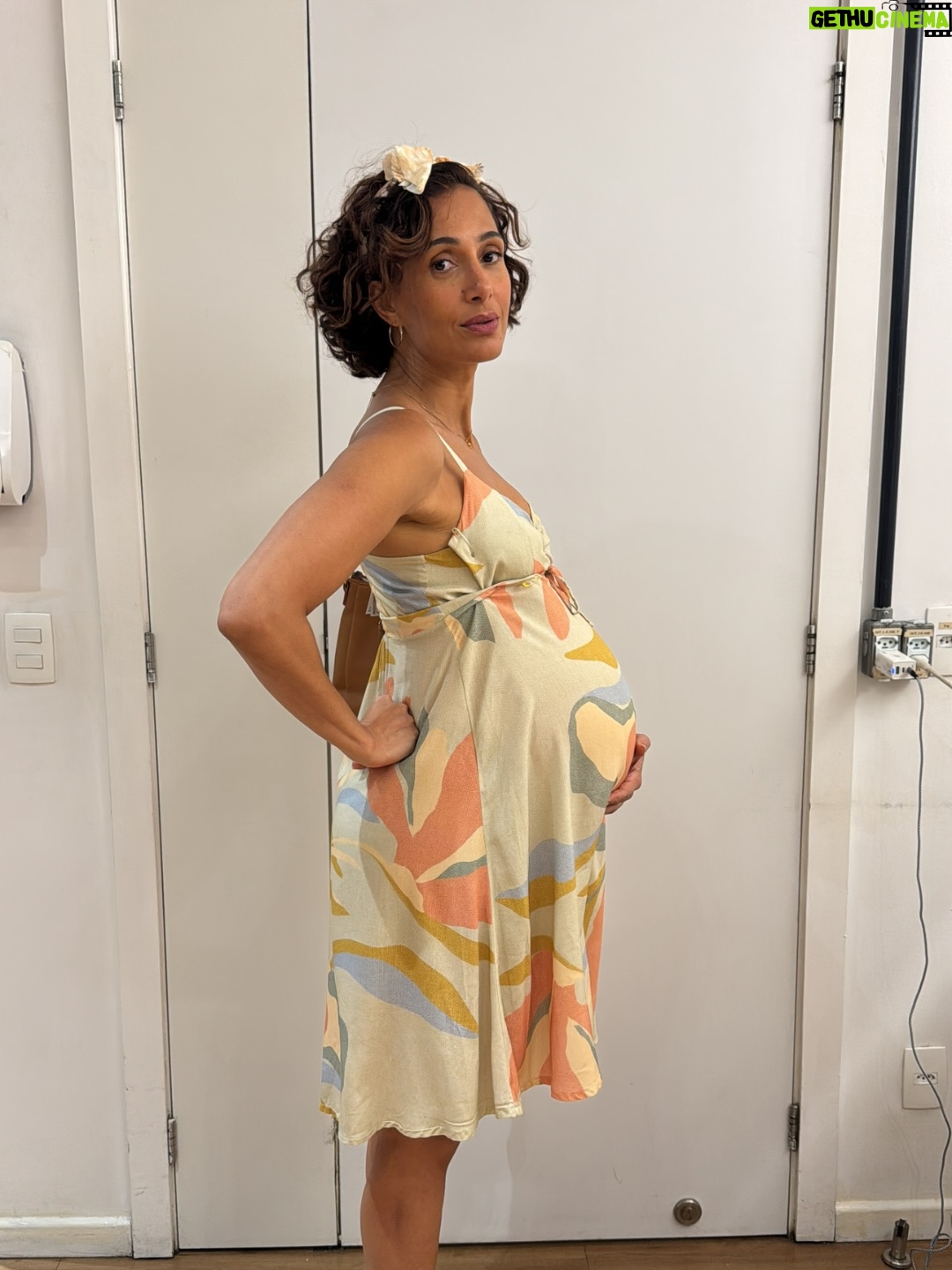 Camila Pitanga - 88.3K Likes - Eu não queria que soubessem assim, de repente… Mas o tempo passa, e chega uma hora que o corpo fala e a gente não consegue mais esconder. Foram nove meses, guardando no peito essa notícia transformadora, e agora... não dá mais para fingir que não está acontecendo. Sim… ELA VOLTOU!

Ellen está de volta amores, GRÁVIDA (Não sou eu!!! 🤣🤣) e pronta para virar a história de cabeça para baixo!! Então fiquem ligados no episódio de hoje para não perderem as reviravoltas reservadas para a nossa Ellen!! 💥 Hoje na novela Dona de Mim. Na @tvglobo ❤️🌹