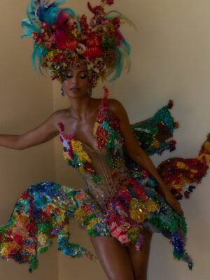 Camila Pitanga Instagram - Que alegria anunciar que este ano vou ser a Rainha do Baile do Copa! Pra quem ama e vive o Carnaval do Rio, como eu, é uma honra fazer parte dessa festa icônica, que há mais de 100 anos marca a folia carioca. E Vamos celebrar a brasilidade no maior Carnaval do mundo! Não poderia me deixar mais feliz.

@belmondcopacabanapalace 
#belmond #copacabana #riodejaneiro