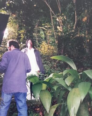 Camila Pitanga Instagram - Milton Nascimento é uma das vozes mais marcantes da minha vida. Ouvir o Milton é viver uma epifania.

Eu tinha 23 anos quando participei de um clipe do Milton dirigido por Daniela Thomas e Mari Stockler. Eu nao tinha ideia que ali eu estava conhecendo o futuro pai da minha filha Antonia. Naquele set nasceu uma história que mudou o rumo da minha vida pessoal. Mas, mais do que isso, ficou marcada a memória de estar diante de um artista que representa tanto pra mim, pro Brasil e pra nossa cultura.

Sempre disse que o Milton tem uma espécie de poder espiritual na voz. Ele canta e o mundo parece parar um pouco pra escutar. Já o vi no palco muitas vezes, e choro, choro mesmo. Porque é impossível não se comover quando ele canta.

Recentemente, soube que ele enfrenta um novo e difícil capítulo em sua vida. E essa notícia me tocou profundamente, não pela dor, mas pela ternura. Porque o que Milton nos dá é imenso, e permanece. Sua música, sua presença, sua generosidade, tudo segue ecoando.

Hoje, no dia do seu aniversário, celebro o homem, o artista e seu legado. Que este dia seja um dos muitos em que celebremos sua luz, sua imensidão e que todo o amor que você espalha  pelo mundo volte pra você em forma de cuidado, afeto e gratidão.
Feliz aniversário Bituca. 💛