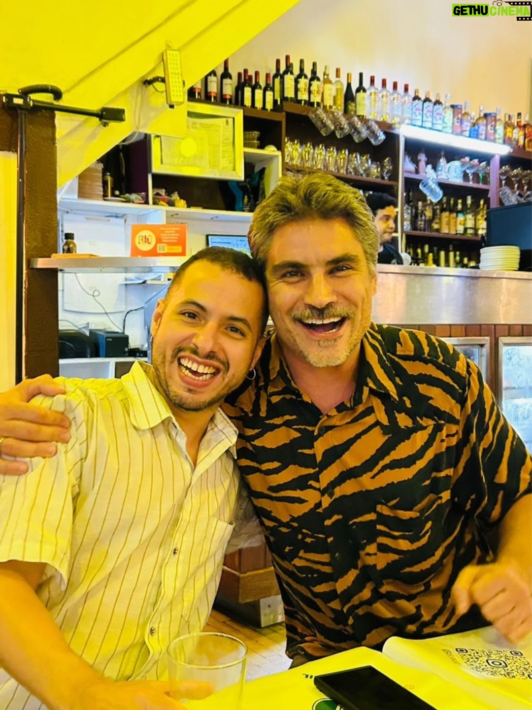 Camila Pitanga - 43.6K Likes - Tentando encaixar o mês de novembro em poucas fotos, enquanto o celular já vive no limite 😂. 
E, no meio disso tudo, ela mesma, Ellen, dando o ar da graça de novo… Fiquem de olho, que tem surpresa chegando!