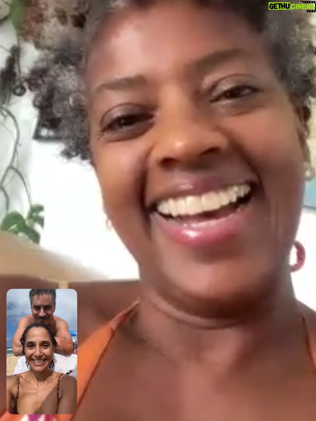 Camila Pitanga - 43.6K Likes - Tentando encaixar o mês de novembro em poucas fotos, enquanto o celular já vive no limite 😂. 
E, no meio disso tudo, ela mesma, Ellen, dando o ar da graça de novo… Fiquem de olho, que tem surpresa chegando!