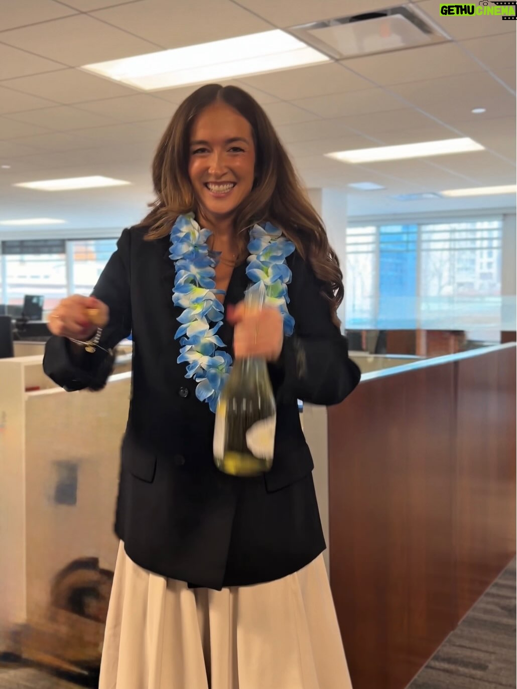 Camille Dufresne - 2.7K Likes - Un moment définitivement marquant dans ma carrière 🤍 ma promotion.
J’y travaille depuis près de trois ans, et je suis convaincue que les choix de vie que j’ai faits dans la dernière année et demie m’ont menée exactement là où je devais être. 

Éternellement reconnaissante pour ce chemin. 
La jeune femme anxieuse de 25 ans qui doutait de la direction de sa carrière est aujourd’hui immensément fière... #corporategirly 
Merci la vie ✨ et pincez moi quelqu’un!!