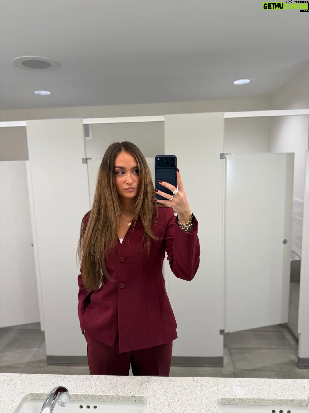 Camille Dufresne - 1.4K Likes - Les outfits que j’ai mis au travail dernièrement ☀️ vos prefs ? 😍