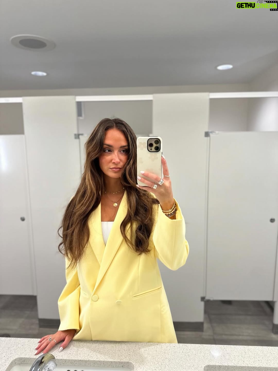 Camille Dufresne - 1.4K Likes - Les outfits que j’ai mis au travail dernièrement ☀️ vos prefs ? 😍