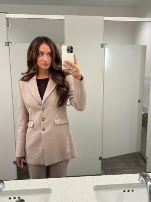 Camille Dufresne Instagram - Les outfits que j’ai mis au travail dernièrement ☀️ vos prefs ? 😍