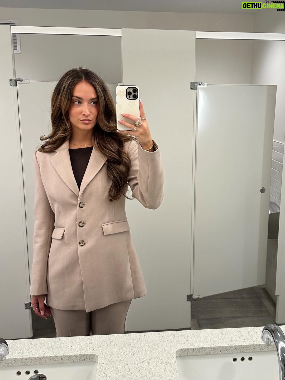 Camille Dufresne - 1.4K Likes - Les outfits que j’ai mis au travail dernièrement ☀️ vos prefs ? 😍