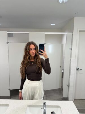 Camille Dufresne Instagram - Les outfits que j’ai mis au travail dernièrement ☀️ vos prefs ? 😍