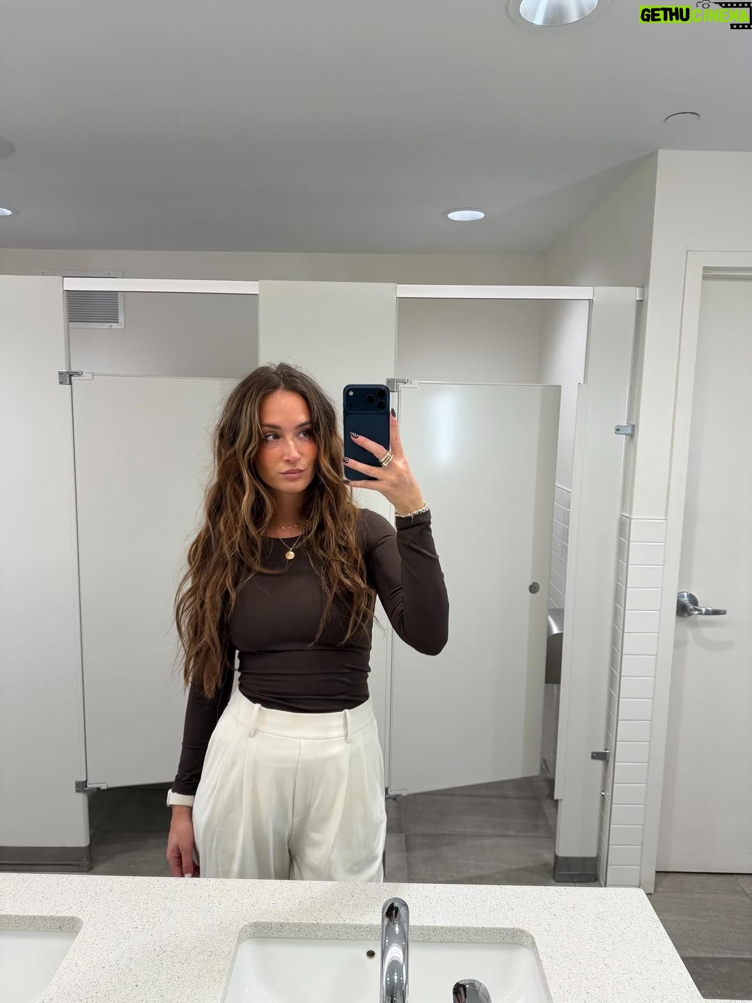 Camille Dufresne - 1.4K Likes - Les outfits que j’ai mis au travail dernièrement ☀️ vos prefs ? 😍