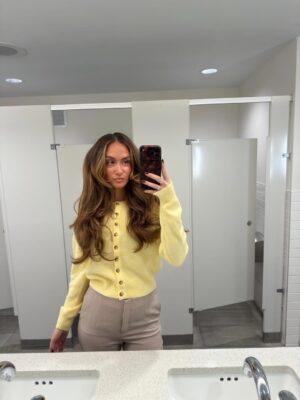 Camille Dufresne Instagram - Les outfits que j’ai mis au travail dernièrement ☀️ vos prefs ? 😍