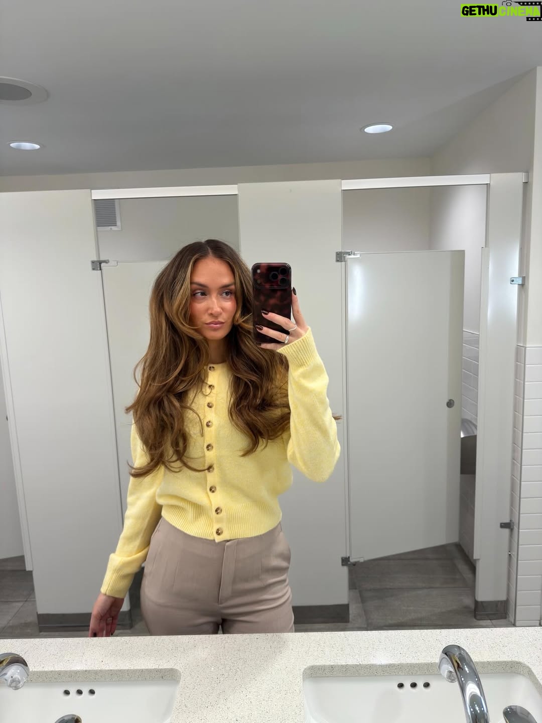 Camille Dufresne - 1.4K Likes - Les outfits que j’ai mis au travail dernièrement ☀️ vos prefs ? 😍