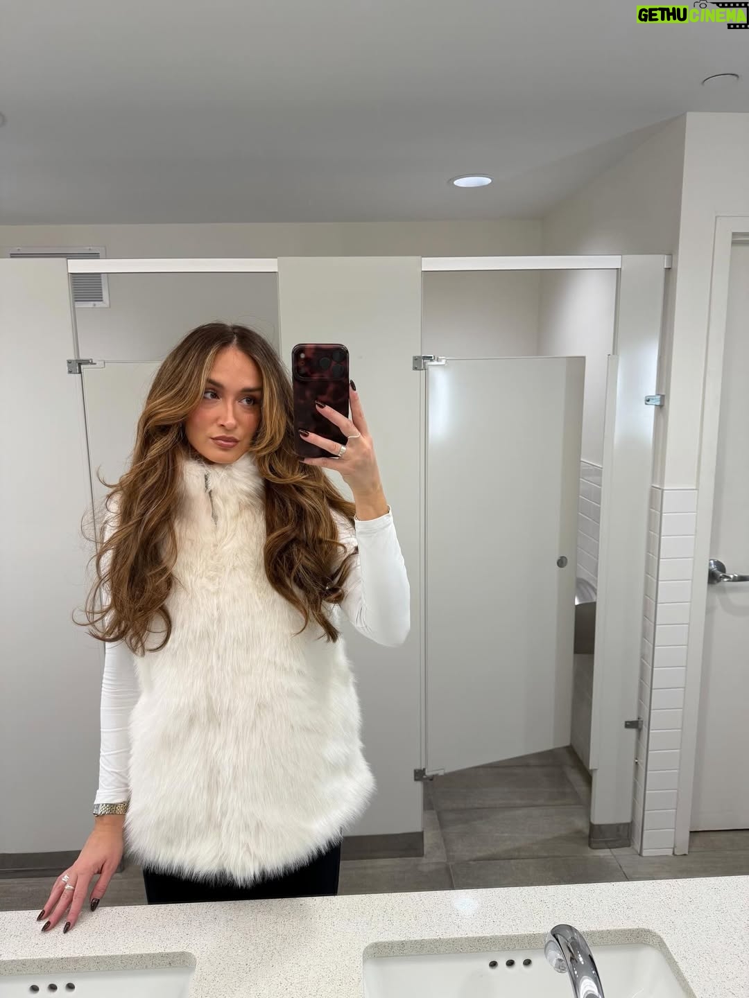 Camille Dufresne - 1.4K Likes - Les outfits que j’ai mis au travail dernièrement ☀️ vos prefs ? 😍